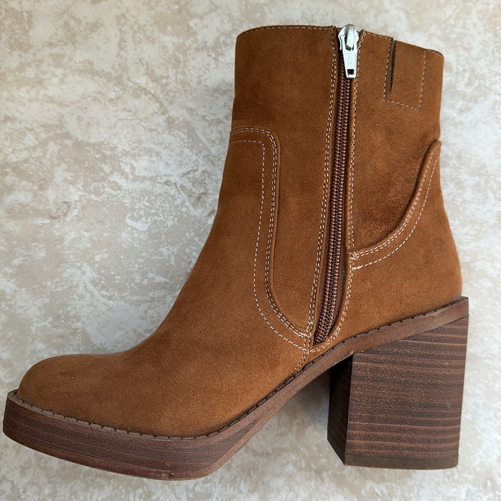 Universal Thread Platform Boots - image 3